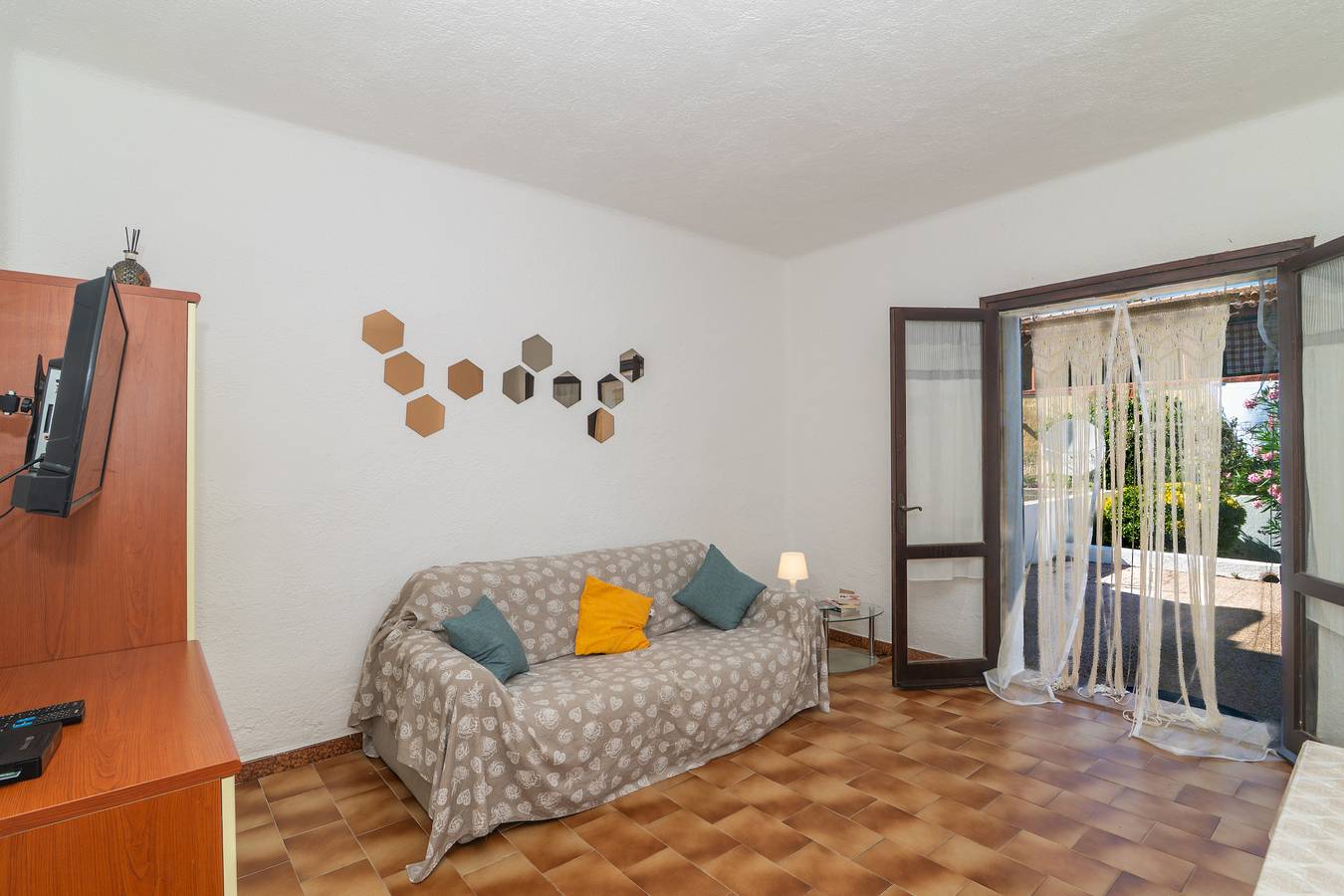 Entire apartment, Apartment 'Sofi' with Private Terrace, Private Garden and Wi-Fi in Santa Teresa Gallura (Municipality), Gallura