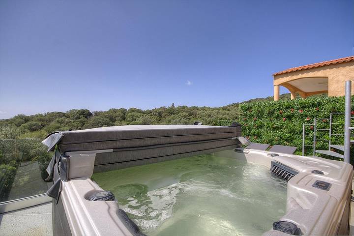 Gîte pour 4 personnes, avec Jacuzzi et Terrasse ainsi que Jardin et Vue