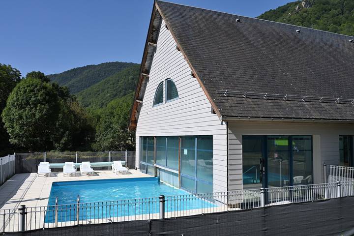 Apartamento entero, Apartamento 'Arreau'xygène Dúplex 7-9 pers. con vistas, piscina y Wi-Fi in Arreau, Pirineos franceses