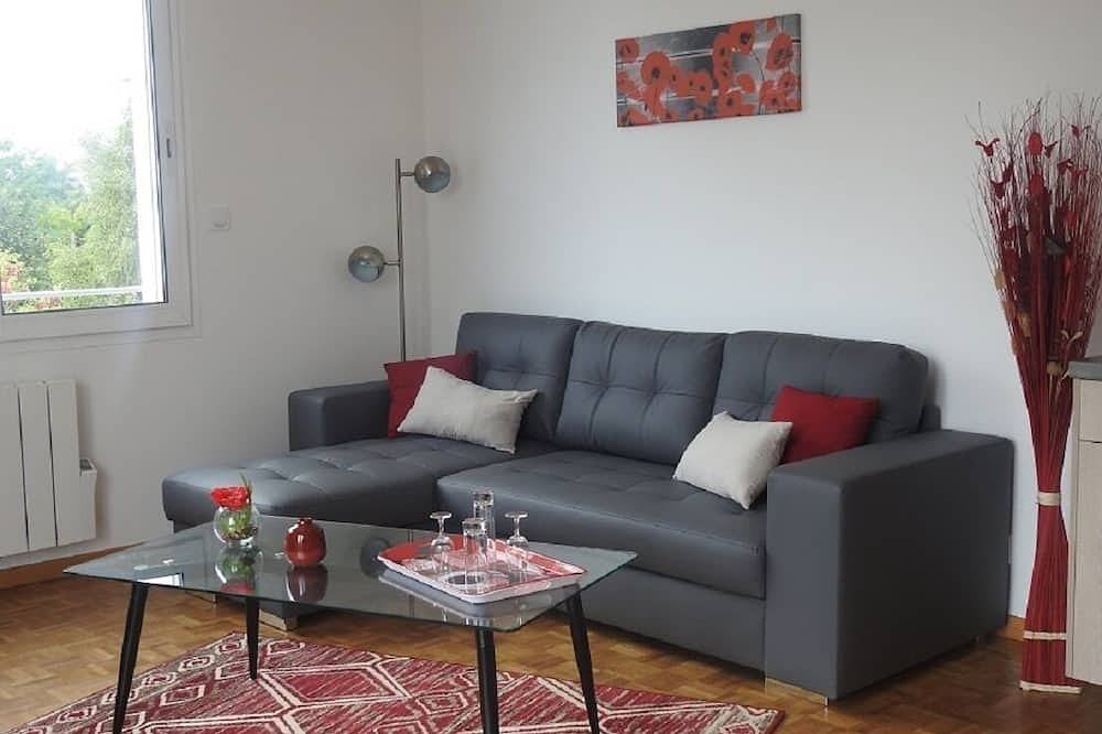 Entire apartment, Apartment located on the 1st floor of a small residence with four in Jonzac, Jonzac region