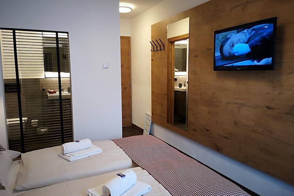 Doppelzimmer Standard, Dusche, Wc, Nichtraucher - Hotel Aschauer Hof in Aschau (Kirchberg), Kirchberg in Tirol