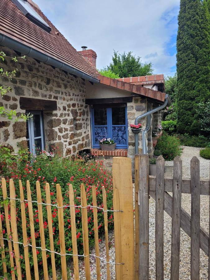 Location de vacances pour 4 personnes, avec piscine et jardin à Saint-Denis-de-Villenette - 4