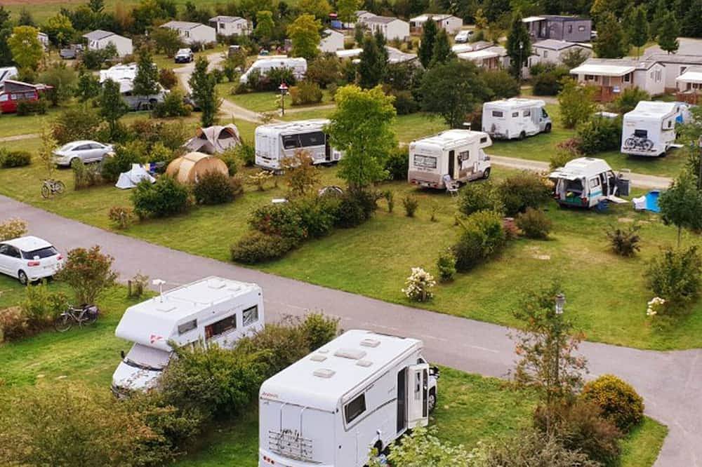 Mobil-home acogedor con terraza en Loudéac in Loudéac, Côtes-d'Armor