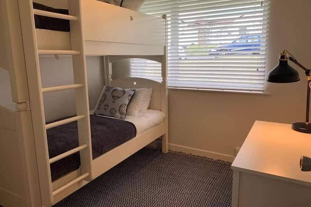 Coastal family home a stones throw from the beach. in Holywell Bay, Cornwall