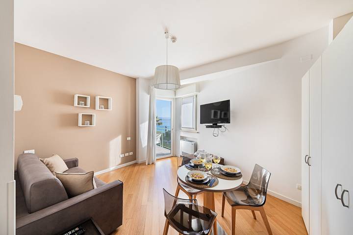 Ganzes Studio, Residenza Miralago with pool - Studio apartment with lake view in Desenzano del Garda, Gardasee-Berge