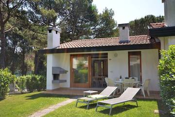 Ferienhaus für 6 Personen, mit Pool und Garten in Bibione