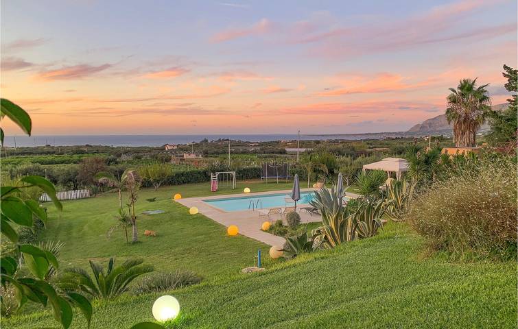 Appartamento di 240mq sulla spiaggia con piscina, terrazza e parcheggio in Partinico, Provincia di Palermo