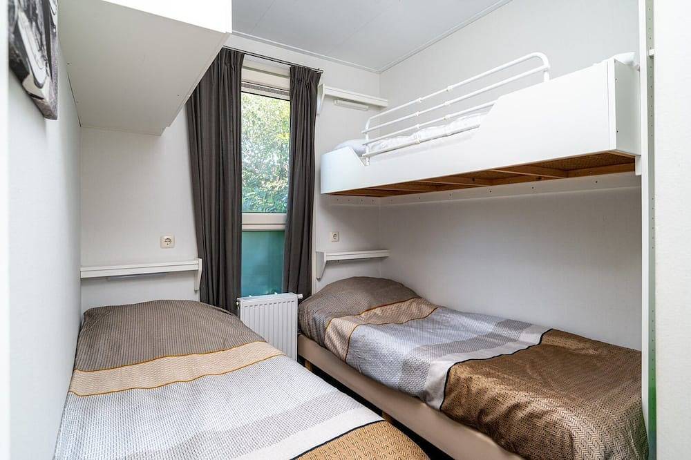 Übernachten Sie in unserem gemütlichen Luxus-Chalet Meine 4, das über einen privaten Steg und eine Sauna verfügt. in Akkrum, Friesland