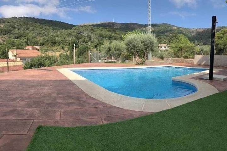 Casa de vacaciones para 50 personas, con jardín además de balcón y piscina - 1