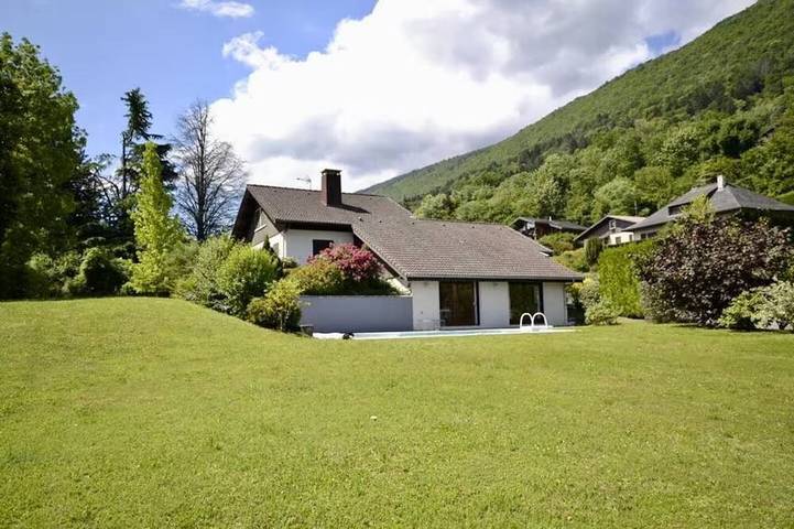 Quiet house with beautiful view of Lake Annecy in Sévrier, Parque natural regional del Macizo de Bauges