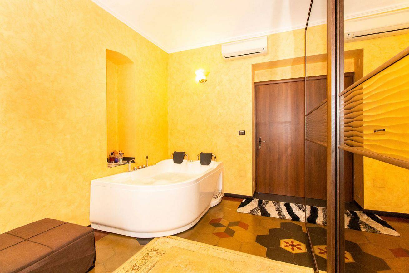 Entire apartment, Stylish Flatx2 Borgo San Paolo with Jacuzzi in Turin, Turin Province
