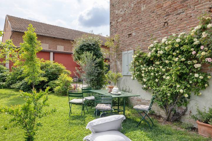 Hel lägenhet, Apartment 'Aperegina' with Private Garden and Wi-Fi in Castellinaldo, Langhe