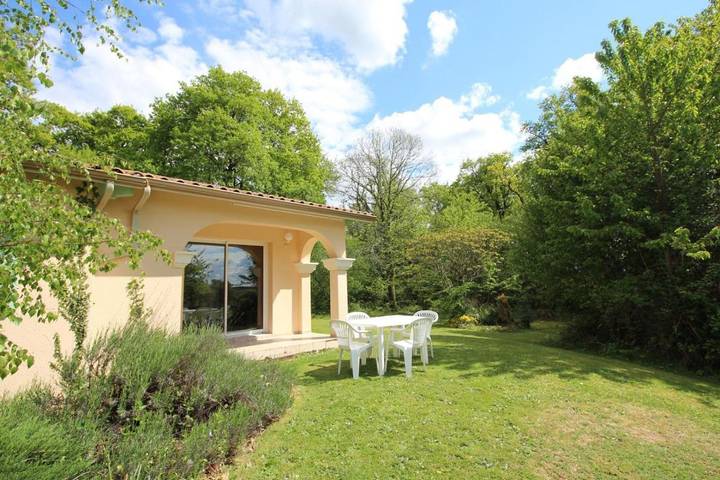 Location de vacances pour 3 personnes, avec jardin dans Javerdat
