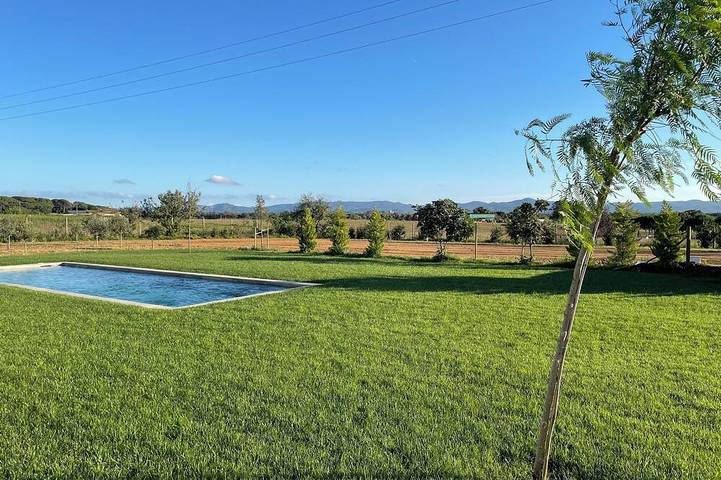 Casa rural para 10 personas, con piscina y jardín El Gironés