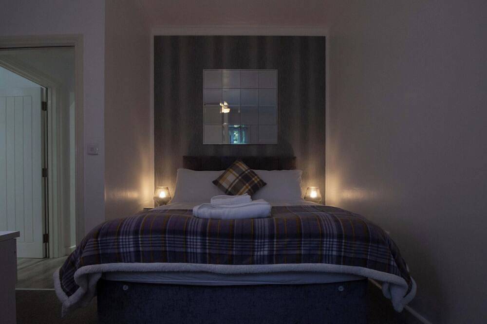 Entire apartment, Elegant Spacious 2 Bed Flat with Garden - Sleeps 7 in Watford, Hertfordshire