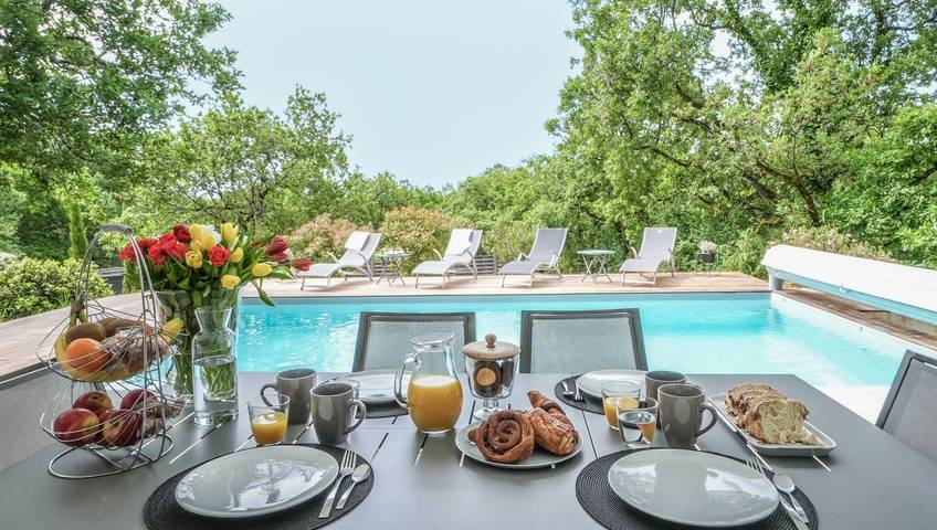 Gîte pour 6 personnes, avec piscine ainsi que terrasse et jardin