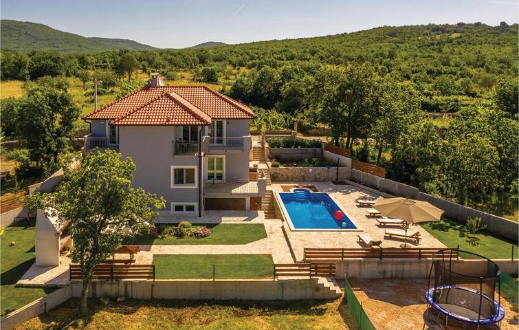 Schickes Apartment mit 2 Schlafzimmern, Pool, WLAN und Terrasse in Dalmatinisches Zagora