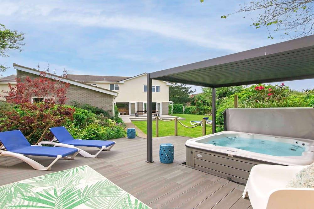 Ladywell Sleeps 12|Hot Tub* Pool Table, Pizza Oven in Croyde, Devon
