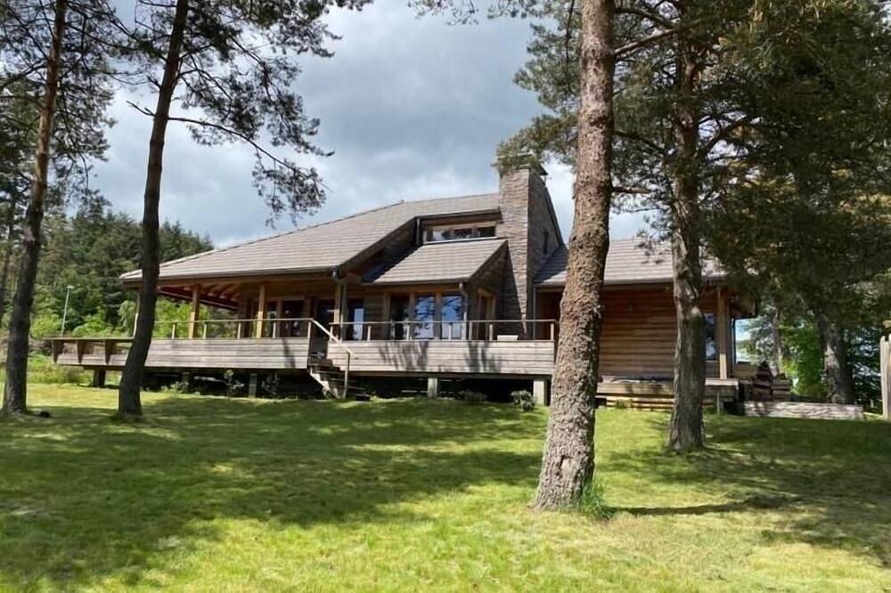 Luxury Lodge with Private Spa, Golf Access, and Kids' Adventure Area in Le Chambon-sur-Lignon, Massif Central
