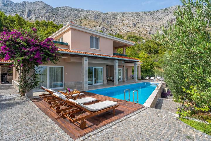 Villa pour 10 personnes, avec sauna ainsi que jardin et terrasse à Mimice