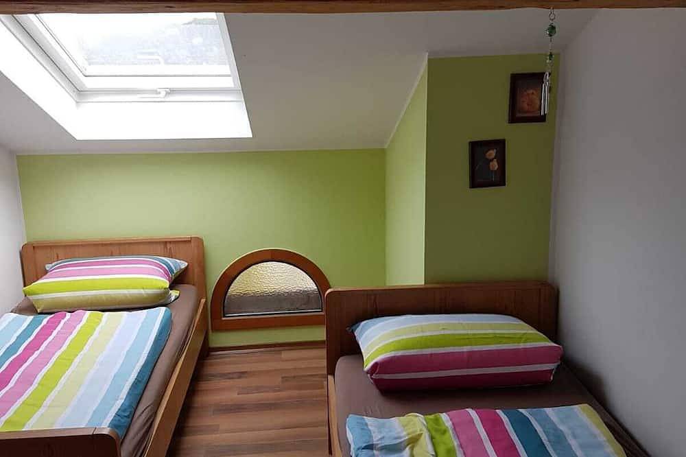 Ganze Wohnung, Ferienwohnung 1 im Dachgeschoss, 2 - 4 Pers., 70 qm, mit 2 sep. Schlafzimmern in Grabenstätt, Chiemsee