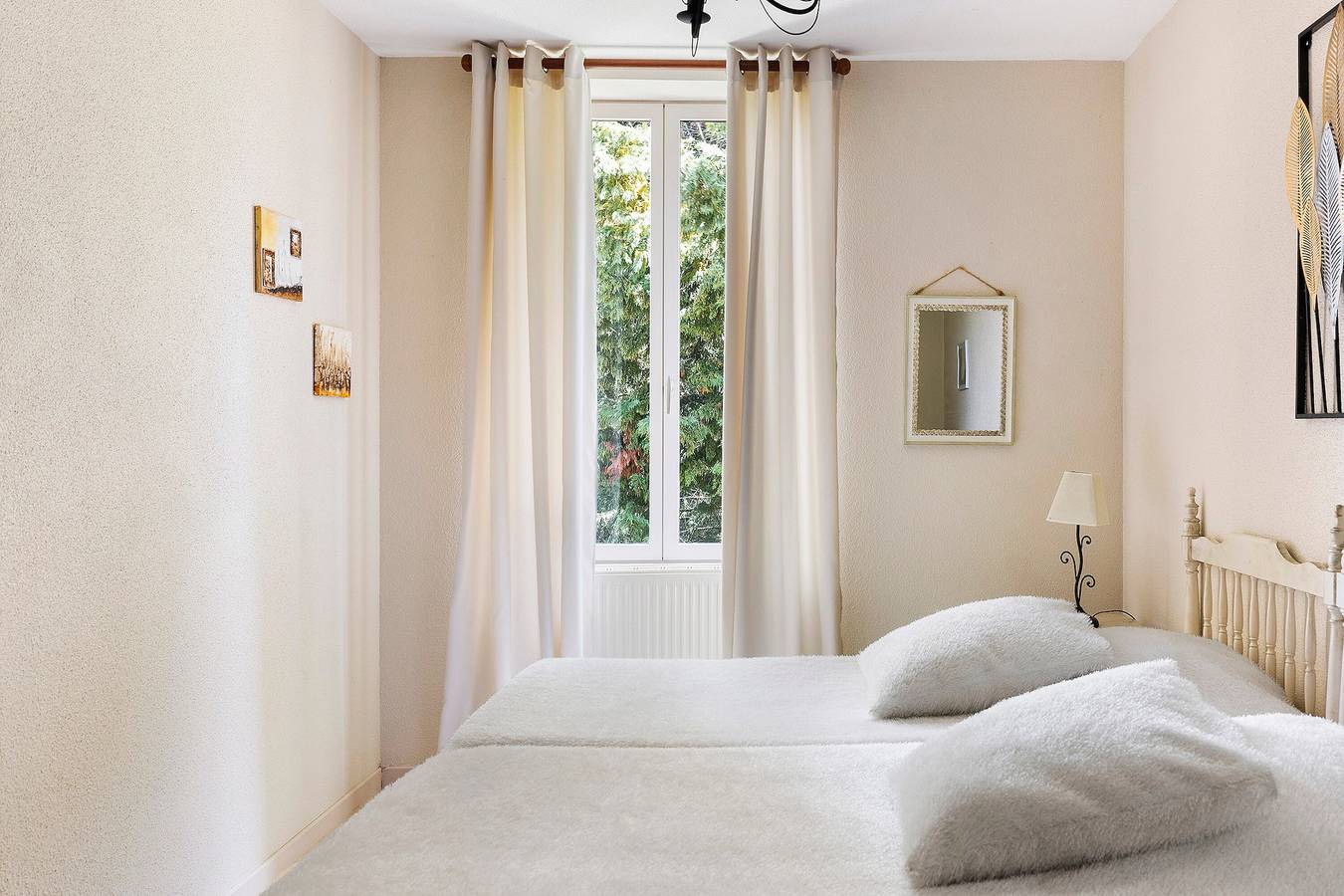Chambre d’hôtes « Les Malvaux - Chambre Marron » avec piscine, terrasse partagées et Wi-Fi in Huriel, Région de Montluçon