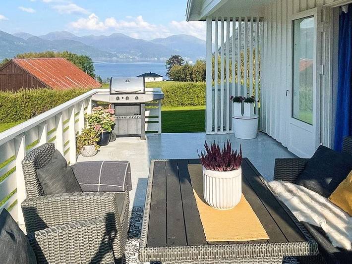 Ferienhaus für 12 Personen, mit Terrasse und Garten in Bremanger