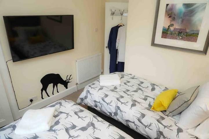 Cosy, central, super king bed, free parking, dog friendly in Blairgowrie (Perthshire), Perthshire
