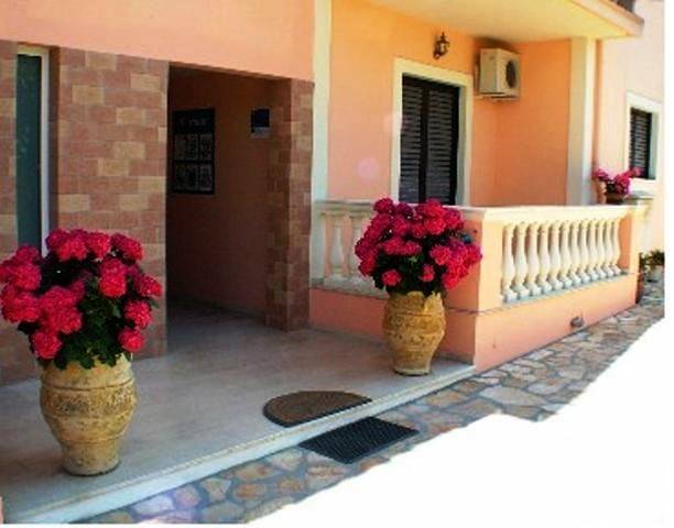 Location de vacances pour 3 personnes, avec vue et piscine ainsi que bassin pour enfant et jardin dans Benitses - 4