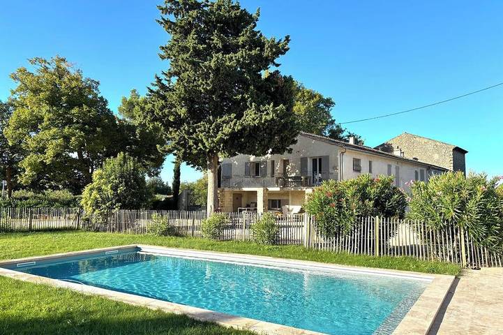 Gîte pour 12 personnes, avec jardin à L'Isle-sur-la-Sorgue
