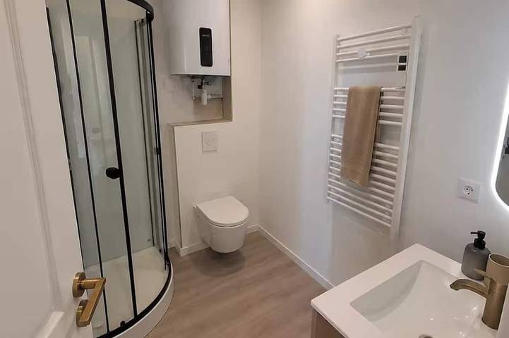 Appartement entier, L'atelier du voyageur - Vidéoprojecteur in Ploumagoar, Région de Guingamp