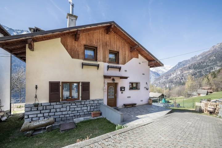 Ganze Wohnung, „La Mansarda di Chiara e Silvio“ nahe Skigebiet mit Bergblick in Trasquera, Verbano-Cusio-Ossola