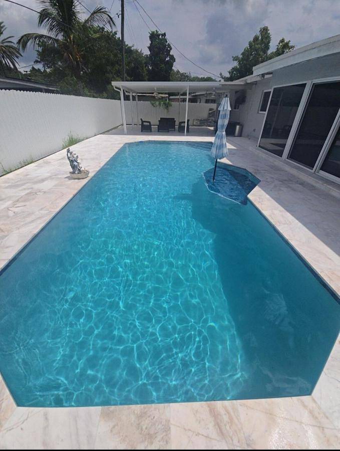 Casa de vacaciones para 10 personas, con jardín además de jacuzzi y piscina, Se admiten mascotas en North Miami Beach