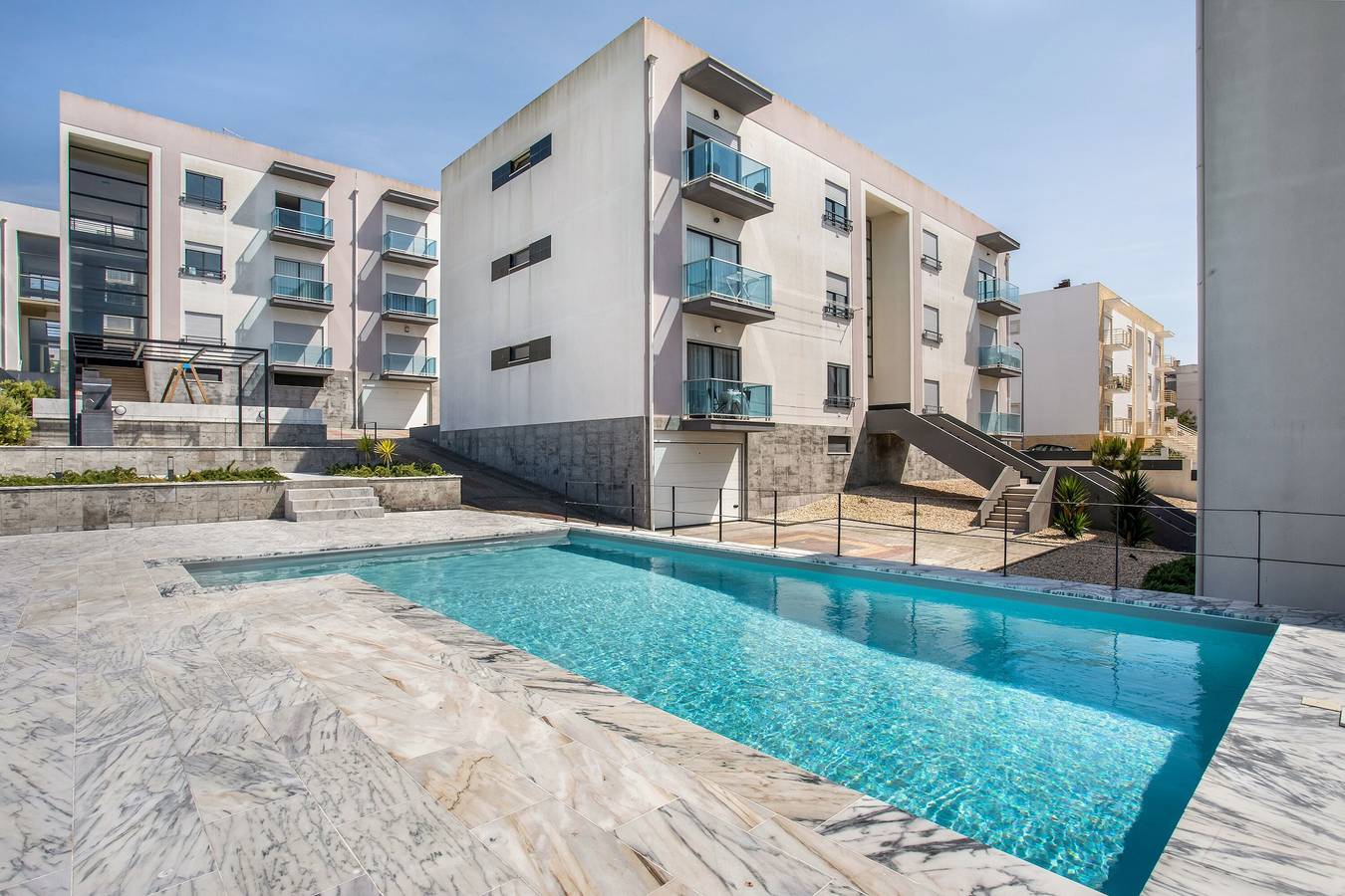 Appartamento intero, Appartamento Beach Waves Home con vista sul mare, piscina e Wi-Fi in Nazaré, Leiria District