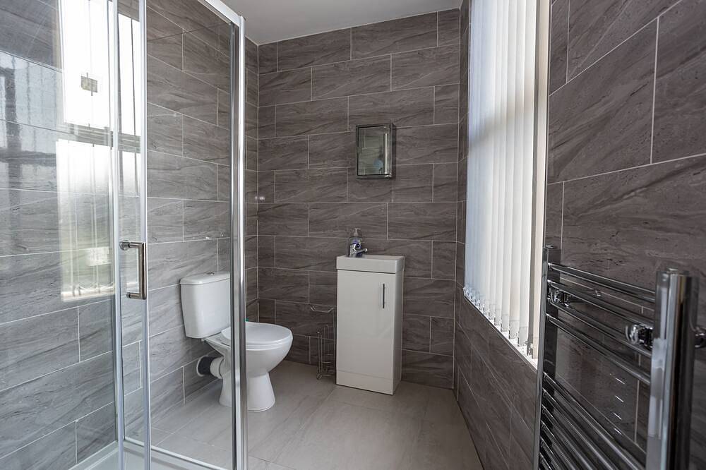 Familiar-Superior-Baño con ducha-Vista a la Calle-Room 5 in Liverpool, Merseyside