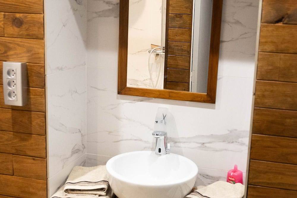 Entire apartment, Mon p'tit Chalet-Apartment-Apartment-Ensuite with Shower-Countryside view in Venoy, Auxerre region