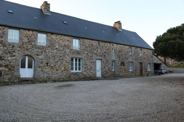 Gîte pour 10 personnes, avec jardin à Héauville
