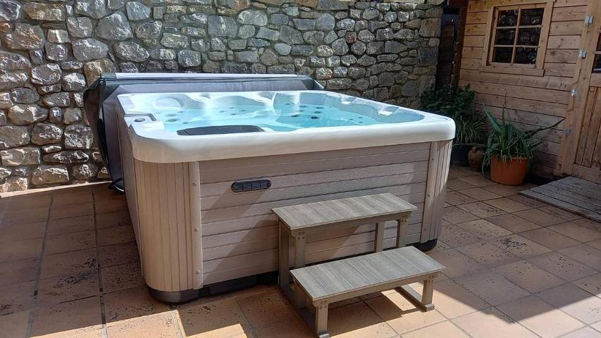 Casa rural para 4 personas, con piscina además de jardín y vistas, Se admiten mascotas en Garrotxa - 2