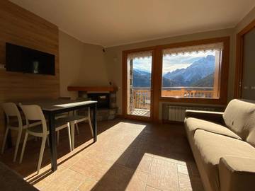 Gîte pour 4 personnes, avec vue et balcon à Temù