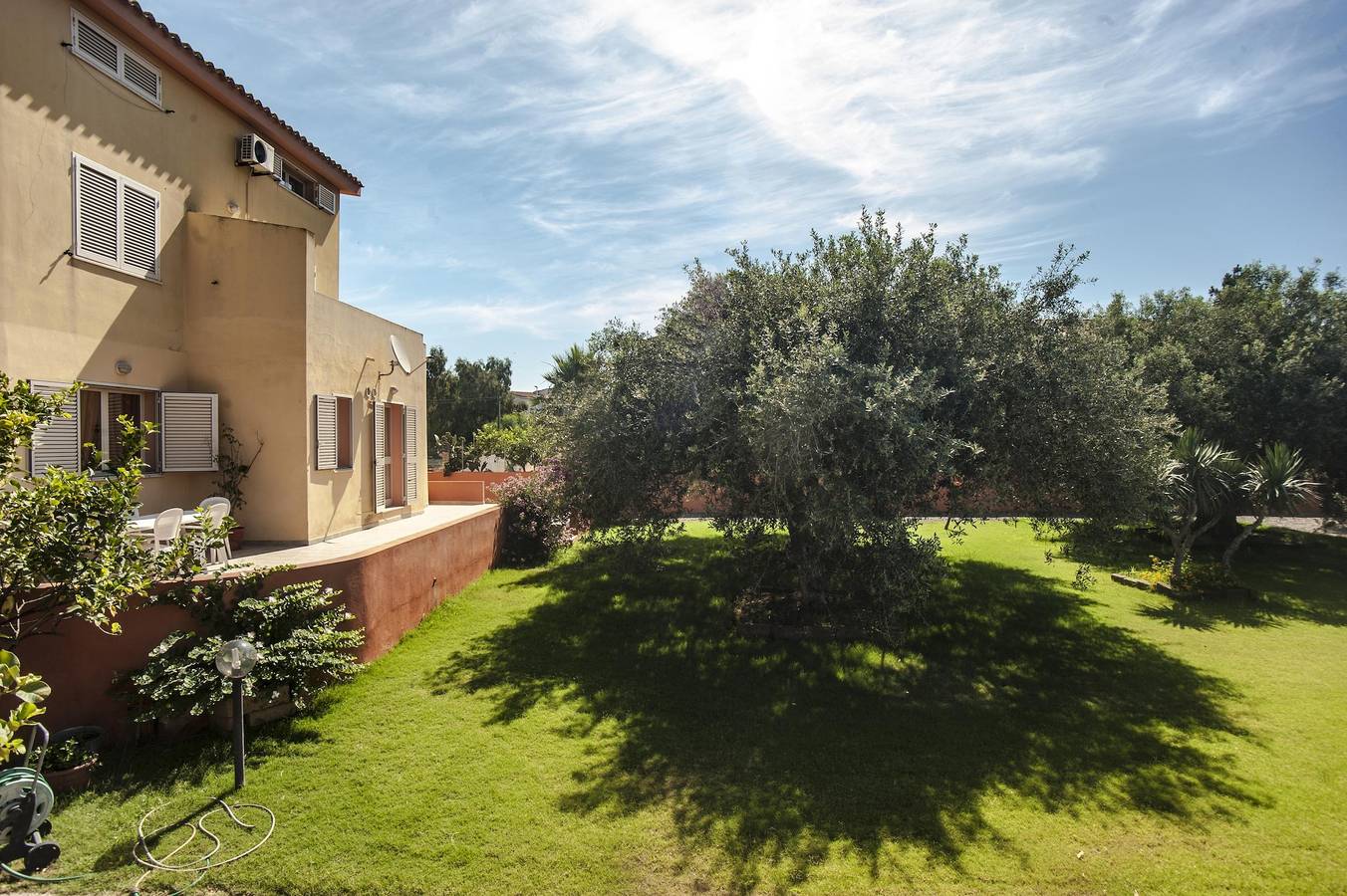 Apartment "Cindy" with Mountain View, Wi-Fi, A/C, Balcony, Terrace & Garden in Villa San Pietro, Cagliari Province