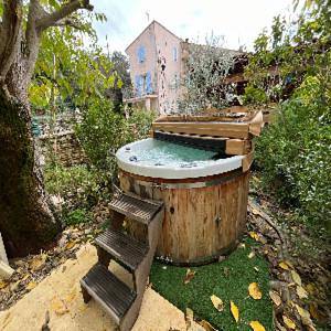 Appartement de vacances pour 4 personnes, avec Balcon et Jacuzzi ainsi que Terrasse et Jardin