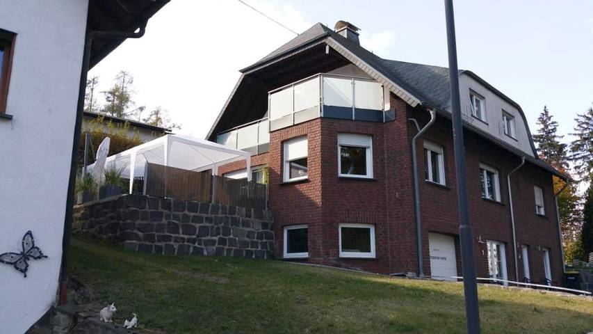 Ferienhaus für 4 Personen, mit Balkon und Terrasse sowie Ausblick in Nürburg