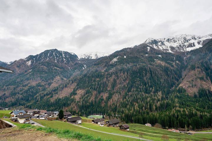 Entire apartment, Apartment 'Mair Am Tinkhof Waldwohnung' with Mountain View, Private Terrace and Wi-Fi in Mühlwald, Ziller valley alps
