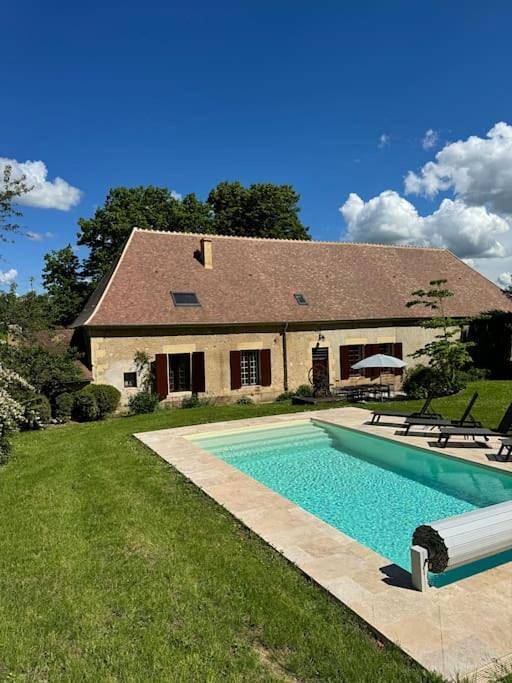 Location de vacances pour 12 personnes, avec terrasse et jardin ainsi que piscine et vue dans Apremont-sur-Allier - 2