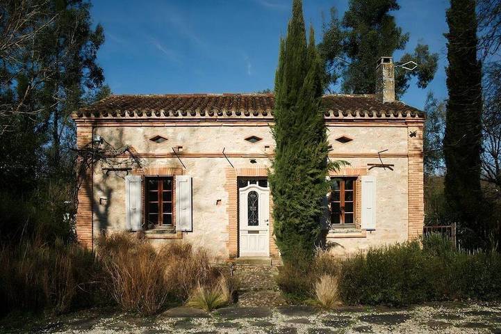 Gîte pour 6 personnes, avec terrasse ainsi que jardin et piscine