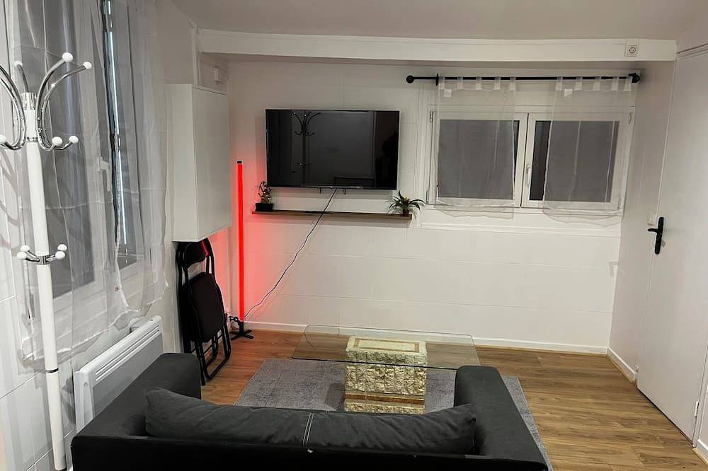 Small pavilion, Jacuzzi, Barbecue, Terrace, Netflix, Canal+, Disney+. in Bobigny, Sena-Saint Denis