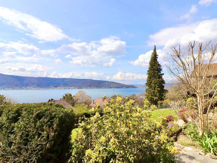 Entire apartment, Cozy apartment with terrace and parking in Annecy in Veyrier-du-Lac, Annecy region