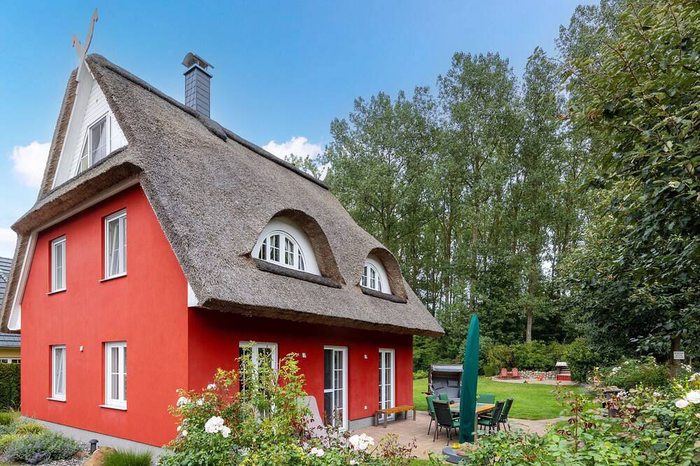 Excl. Thatched-roof house with feel-good character in idyllic location, 8 pers. in Glowe, Rügen