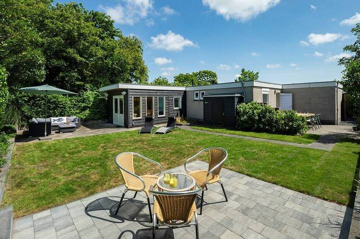Natuurhuisje voor 6 personen, with sauna and terras as well as tuin in Renesse