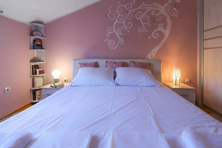 Appartement entier, Appartement Sea View est de 70 mètres carrés avec un design moderne et une vue imprenable. in Dobrota, Bay of Kotor
